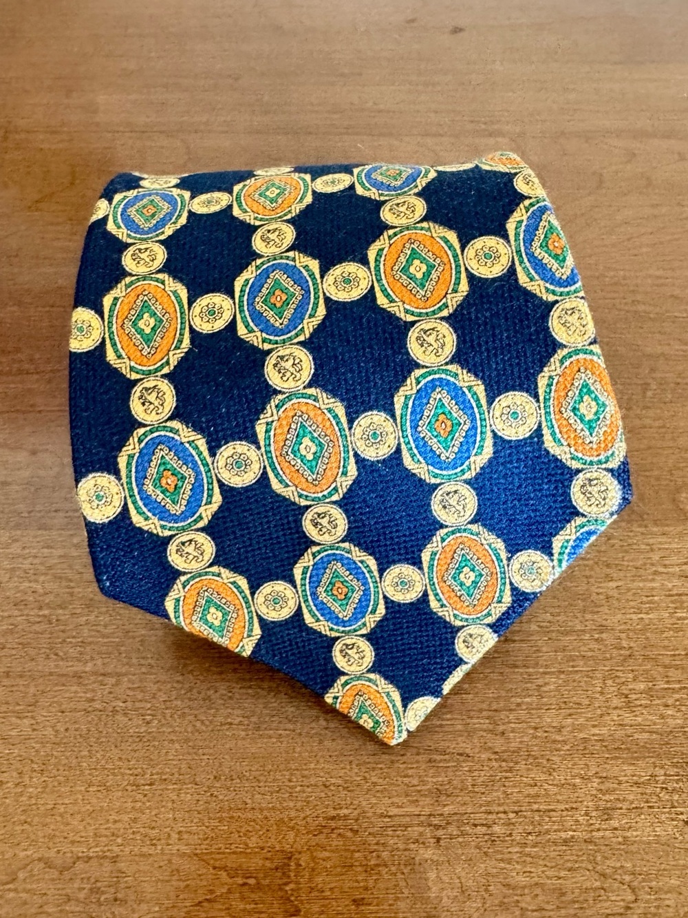 Tommy Hilfiger Vintage 100 % Silk Men’s Necktie Retro Medallion Print ZCMI Tag